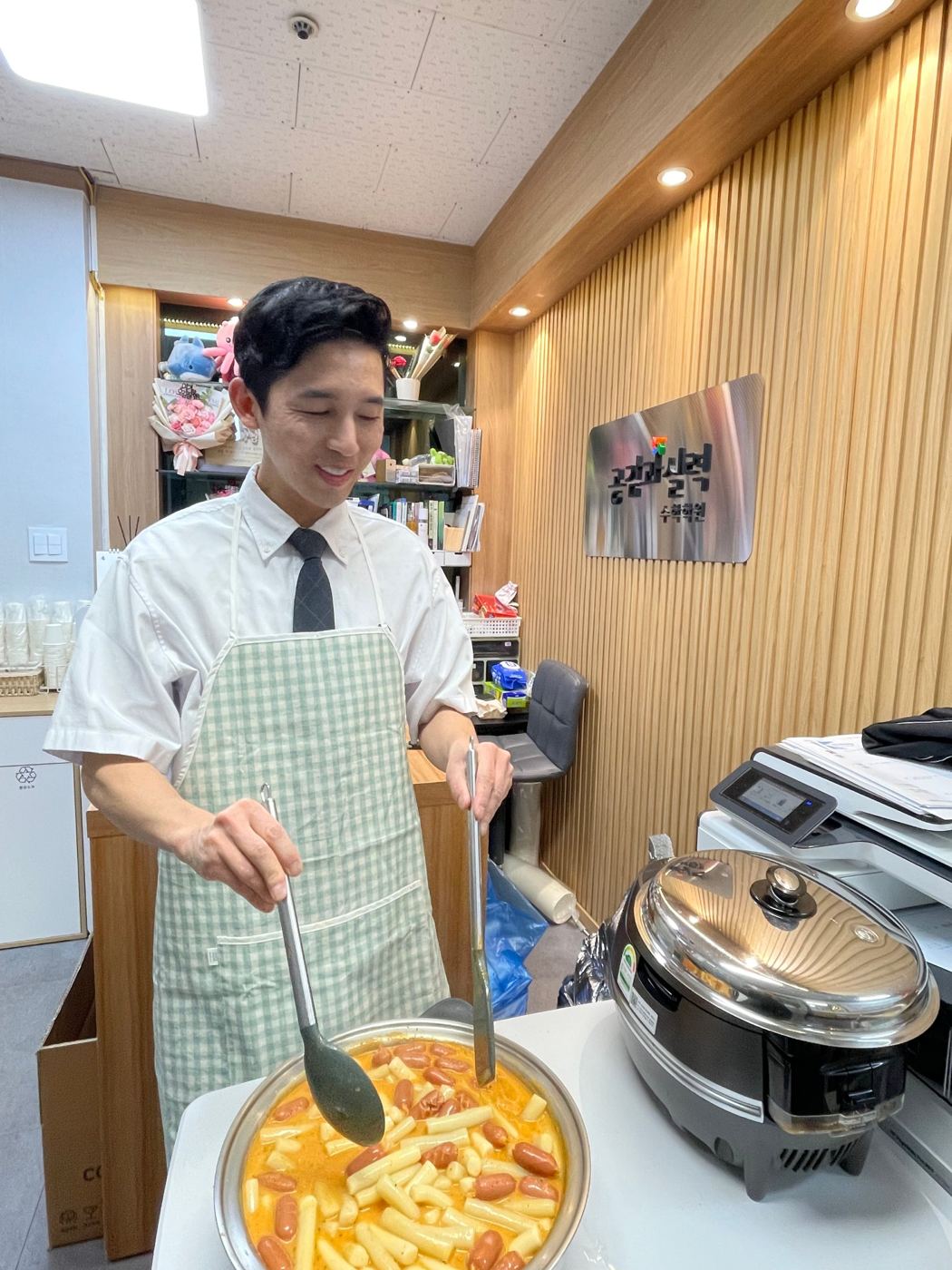 원장이 학원에서 떡볶이를 만드는 모습